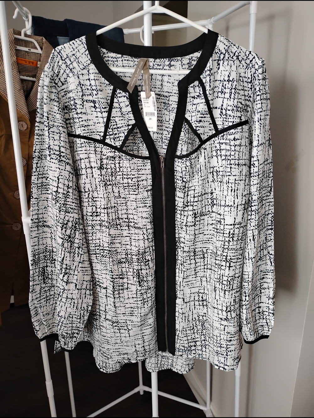 Pennington Women Black and White Abstract Textured  Zip-Front Long Sleeve Tunic